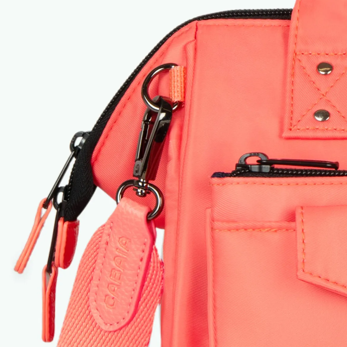 Adventurer Umhängetasche Crossbody M Bari